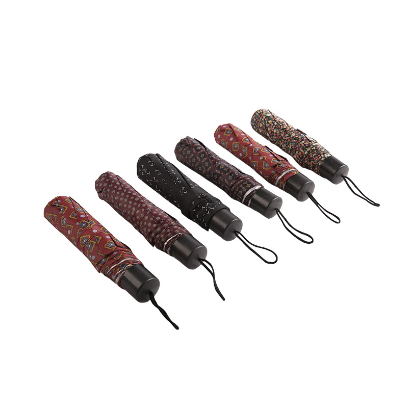 بوليستر قابل للتطوير اليومي مع مظلة ثلاثية مطلية بالفضة 0E6B0523